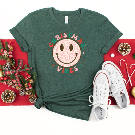 Retro Smiley Face Christmas Vibes | Youth Short Sleeve Crew Neck