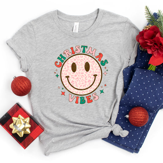 Retro Smiley Face Christmas Vibes | Youth Short Sleeve Crew Neck